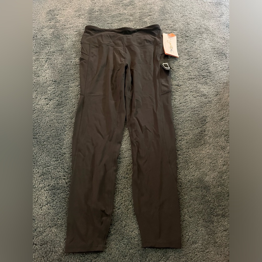 Athletic pants with phone pocket
